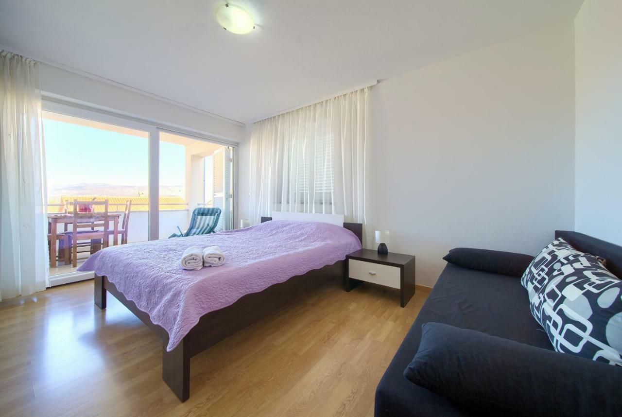Vijon Appartamento Njivice Esterno foto